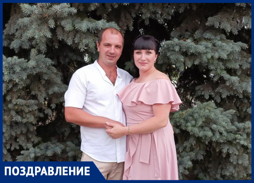 Дмитрия и Татьяну Калмыковых с Днем свадьбы поздравили родители и сестра