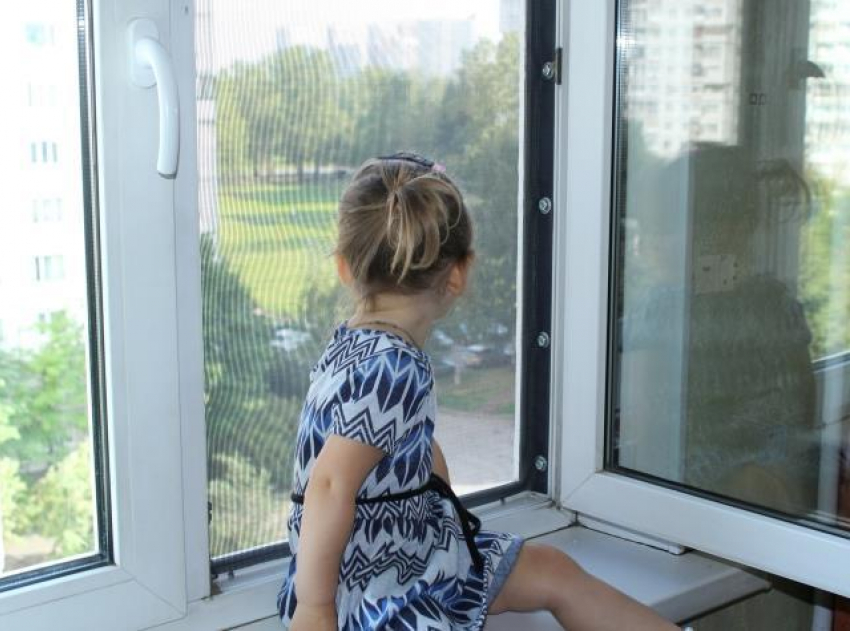 Что делать, чтобы ребенок не выпал из окна