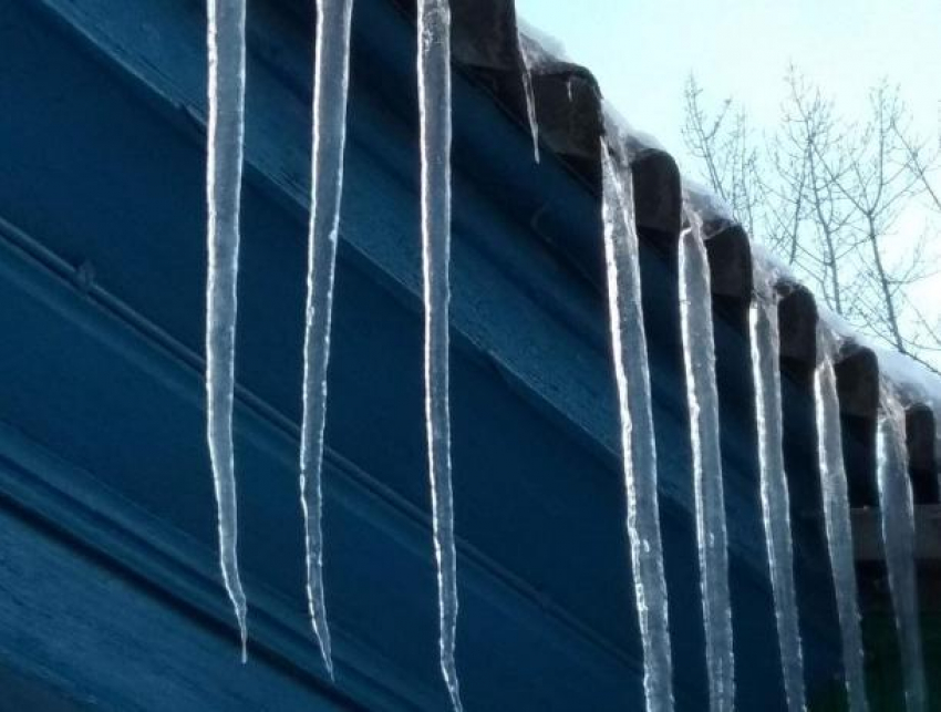 Осторожно сосульки: морозовчан призывают соблюдать меры безопасности