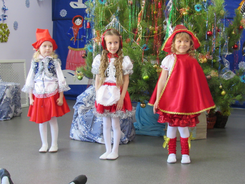 Три Красных Шапочки, кот-рокер и забывчивая Баба-Яга: новогодний утренник в детском саду удался на славу