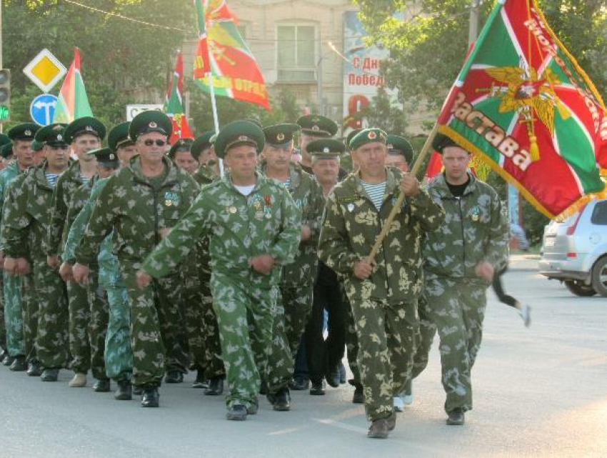 100-летие пограничных войск в Морозовске отметили с солдатской кашей, боевым расчетом и концертами