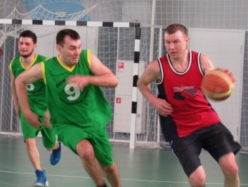 Острые моменты районного баскетбольного турнира в Морозовске попали в объектив фотокамеры