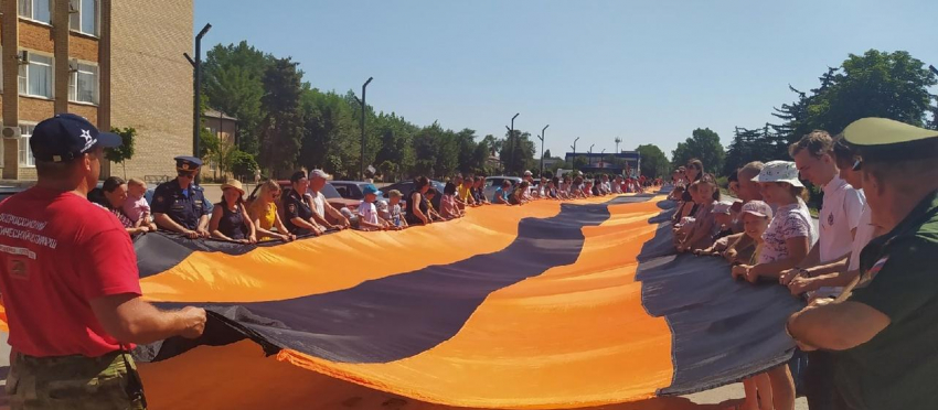 Огромную Георгиевскую ленту длиной во всю площадь привезли в Морозовск участники всероссийского автомарша «Юнармия Zа мир без фашизма» 