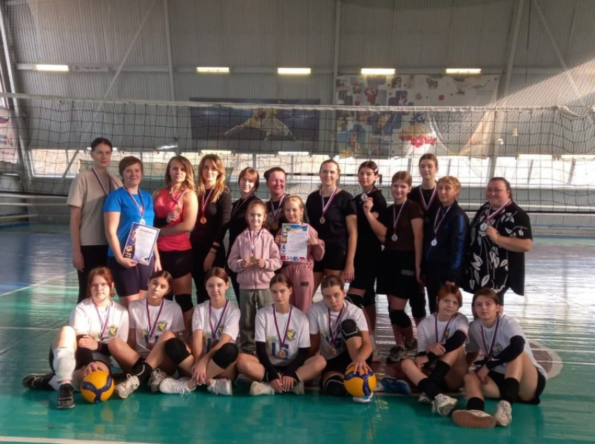 В Морозовском районе прошли соревнования по волейболу среди женских команд