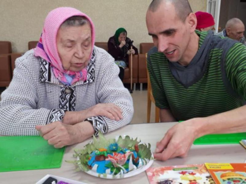 Школу пластилинографии открыли для пенсионеров в ЦСО Морозовска