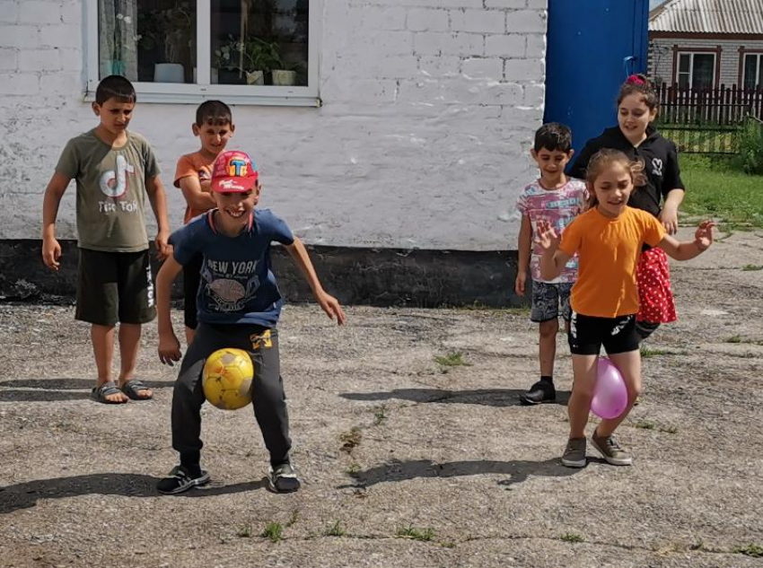 Летом детям некогда скучать: программу «Хорошо, когда с утра начинается игра» провели в Сибирьчанском СК