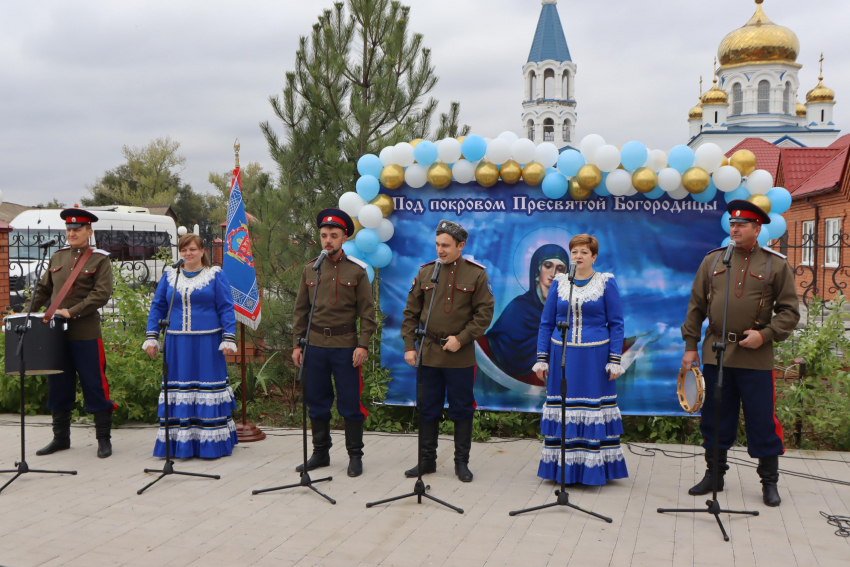 Фестиваль возле храма в Морозовске посвятили празднику Покрова Пресвятой Богородицы
