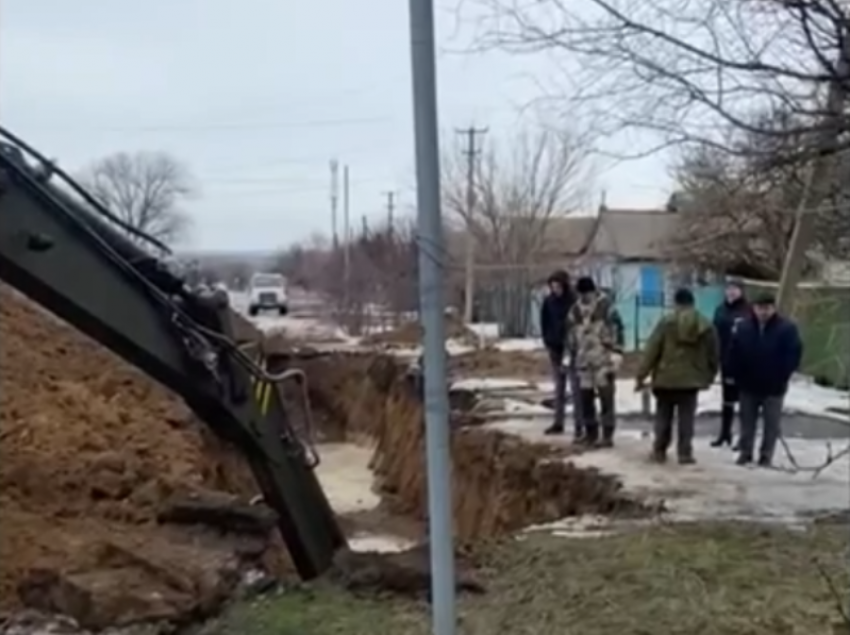 Помешала погода: Замену вышедшей из строя канализационной трубы в Морозовске произведут до 16 февраля