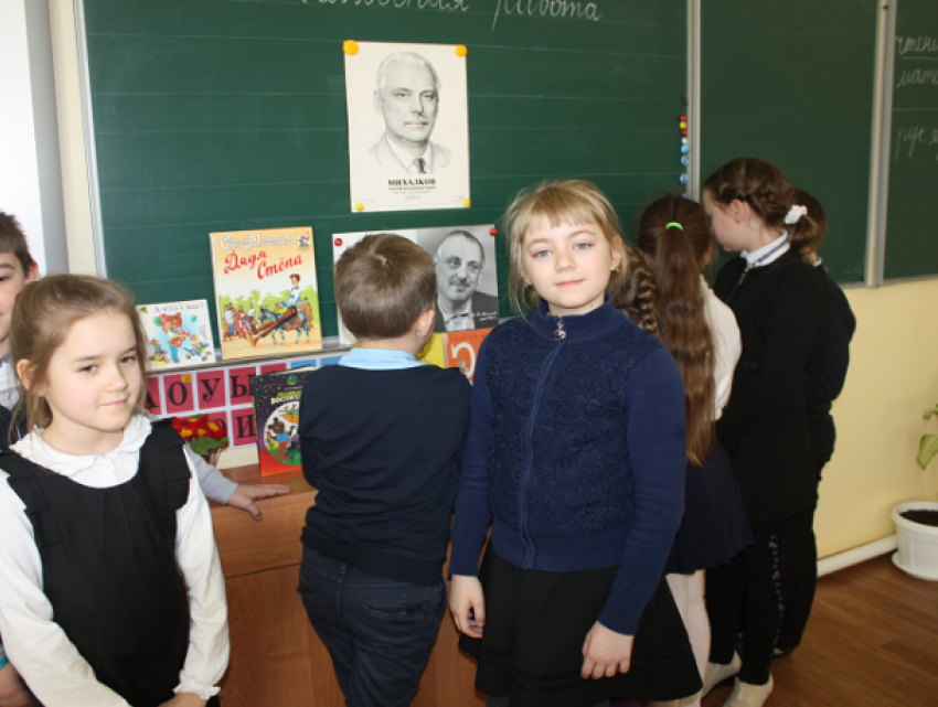 Читательскую конференцию «Любимых детских книг творец» провели в детском отделе библиотеки в Морозовске