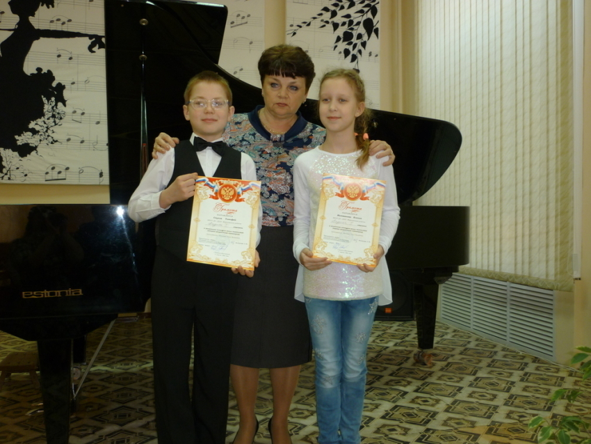 Двое морозовчан стали лауреатами зонального конкурса пианистов 