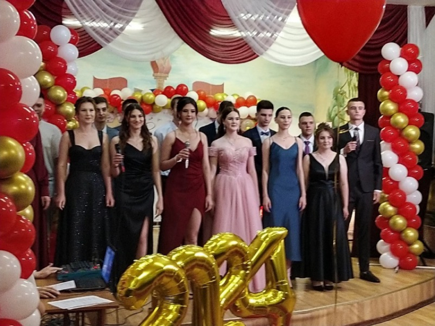 25 выпускников Морозовска получили аттестаты с отличием 