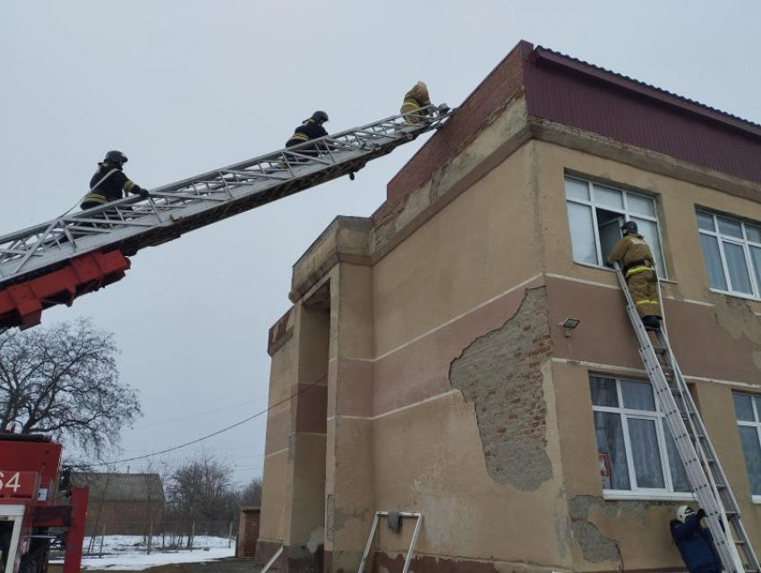 Загорелся компьютерный класс: условный пожар потушили в Морозовском районе