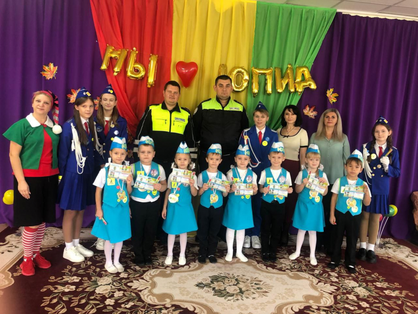 Юные помощники на дороге: посвящение команды ЮПИД «Зелёный огонёк» прошло в Морозовске