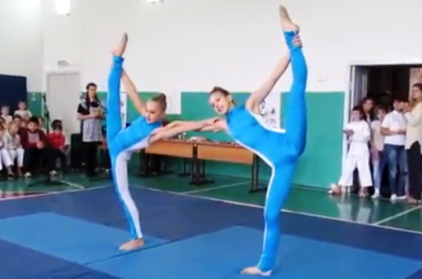 Гибкие гимнастки выступили перед дзюдоистами в Морозовске и попали на видео