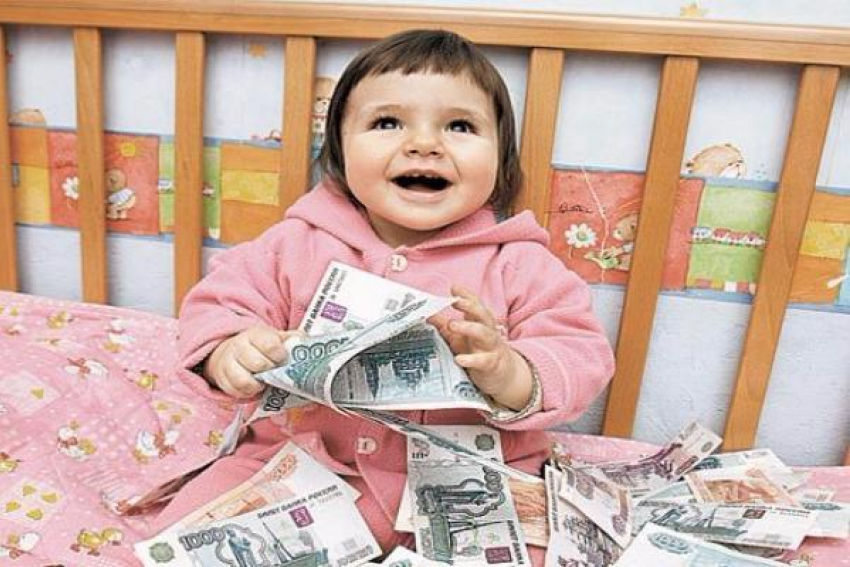65 жителей Морозовского района получили единовременную выплату из средств материнского капитала