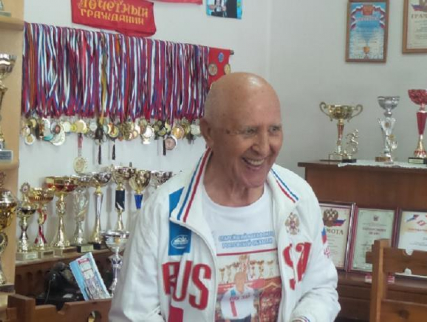 Коллекцию спортивных наград подарил старейший марафонец краевеческому музею Морозовского района