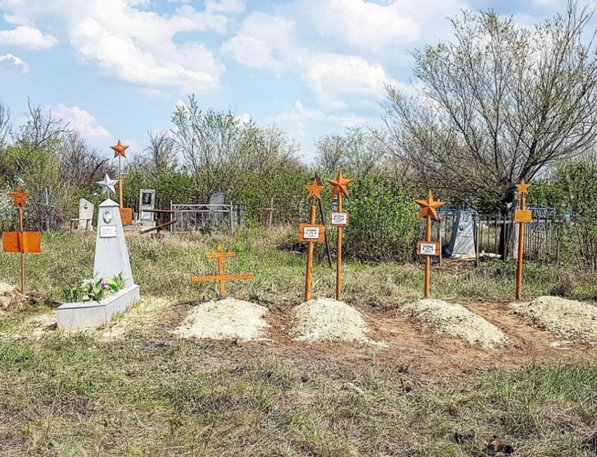 Морозовчан призвали продолжить акцию по расчистке могил участников Великой Отечественной войны «Будем помнить!"