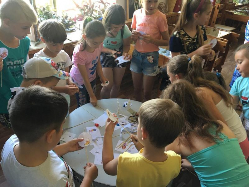 Игрушку-иллюзию «тауматроп» научились делать дети в Морозовске