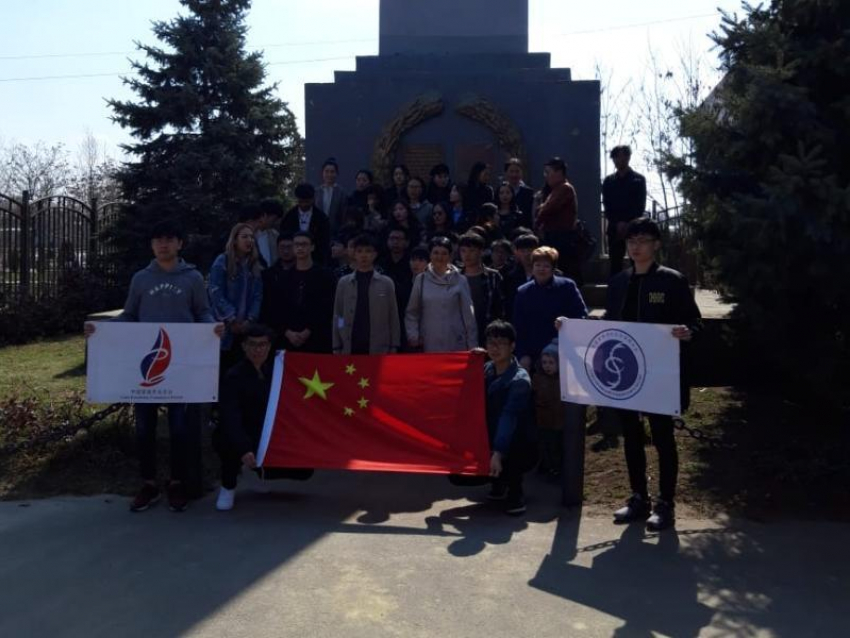 Китайские студенты посетили захоронение солдат-соотечественников в Морозовске