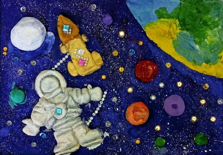 Путешествие на планету Лунатиков: воспитанники детского сада «Сказка» слепили из соленого теста космическую поделку 
