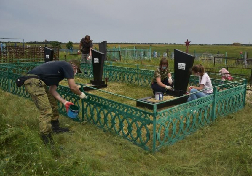 Поисковики, волонтеры и казаки привели в порядок могилу трех танкстов в хуторе Ленина