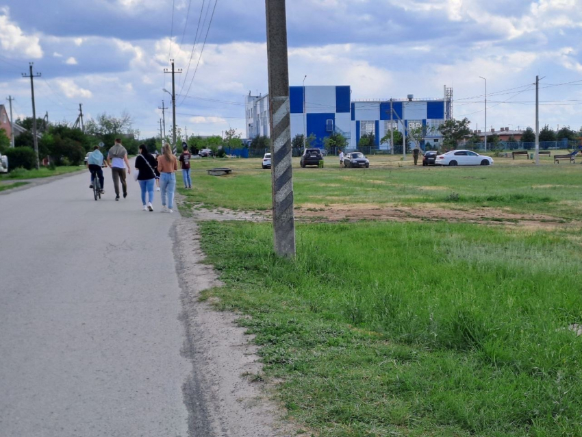 «Почему за столько лет не появился тротуар на Яблочкина?»: обращение морозовчан к администрации 