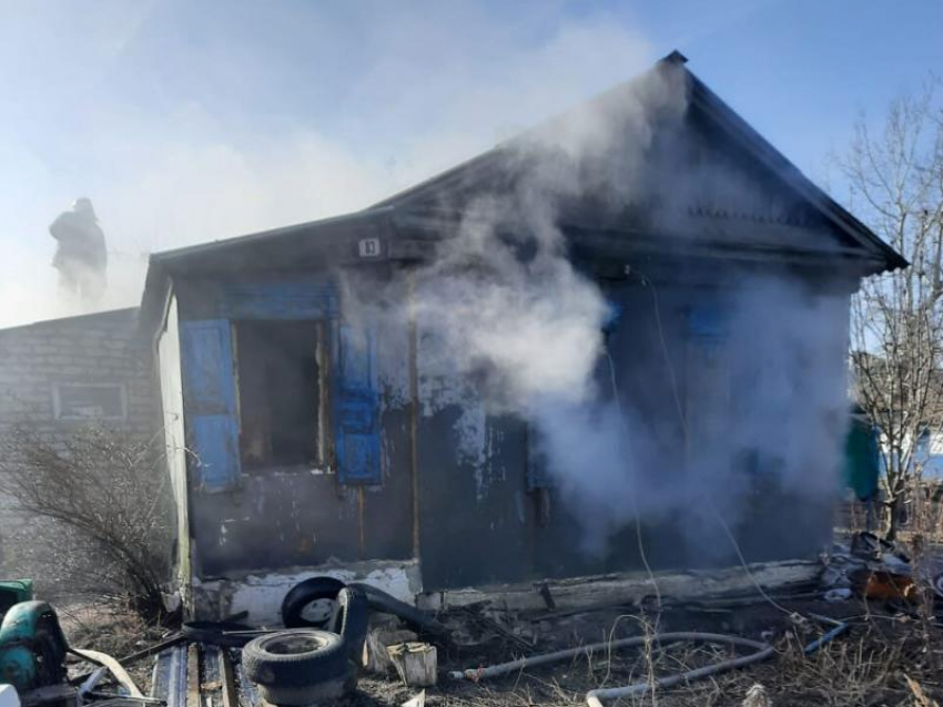 Пострадавших нет: на улице Парижской коммуны в Морозовске загорелся частный жилой дом