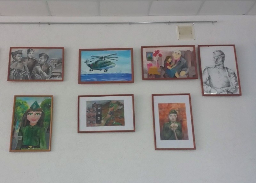 Впечатляющие картины о войне написали юные художники Морозовска  