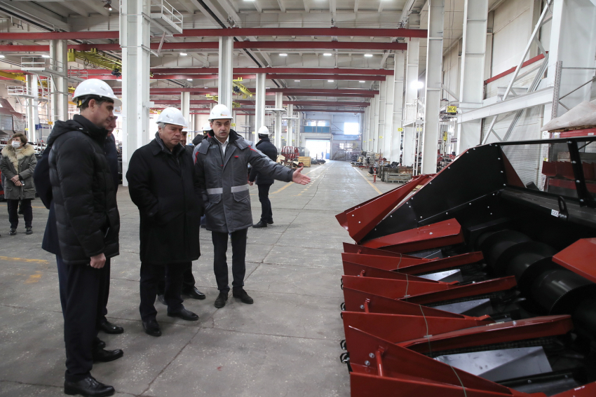 Губернатор посетил Морозовск и ознакомился с работой предприятия АО «Клевер»