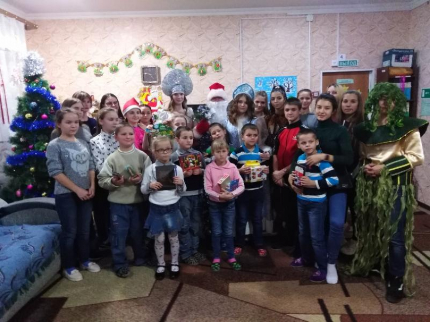 Волонтеры Морозовского района поздравили ребят из социального приюта с Новым годом