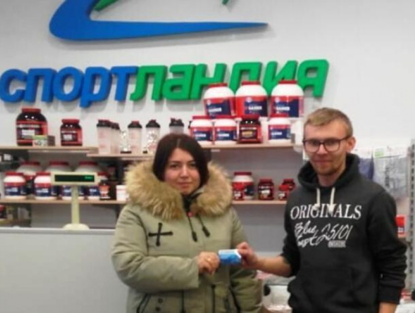 Карина, призерша конкурса «Сладкая парочка", получила сертификат от нашего спонсора