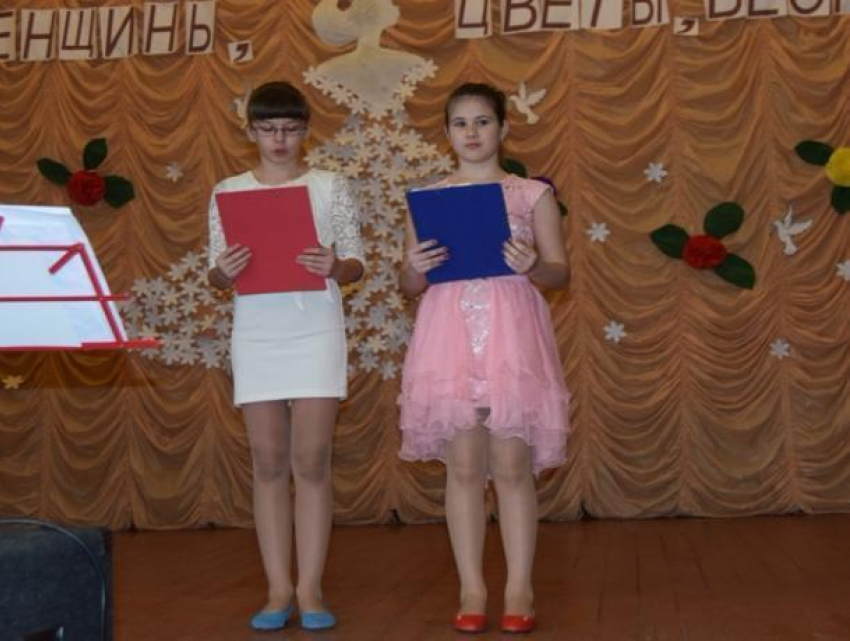 Концертом под названием «Женщины, цветы, весна!» поздравили прекрасную половину в станице Волно-Донской