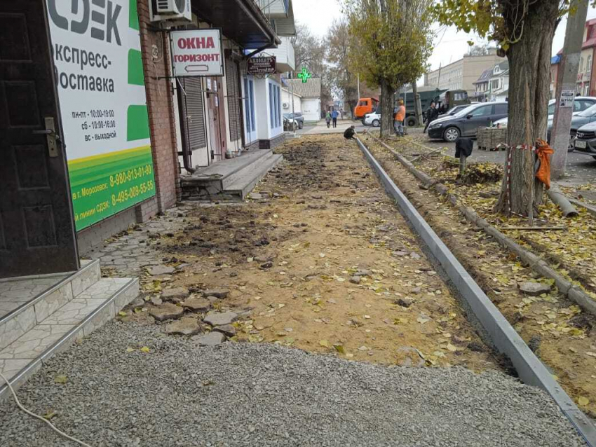 В Морозовске ремонтируют тротуары - на этот раз на улице Ленина