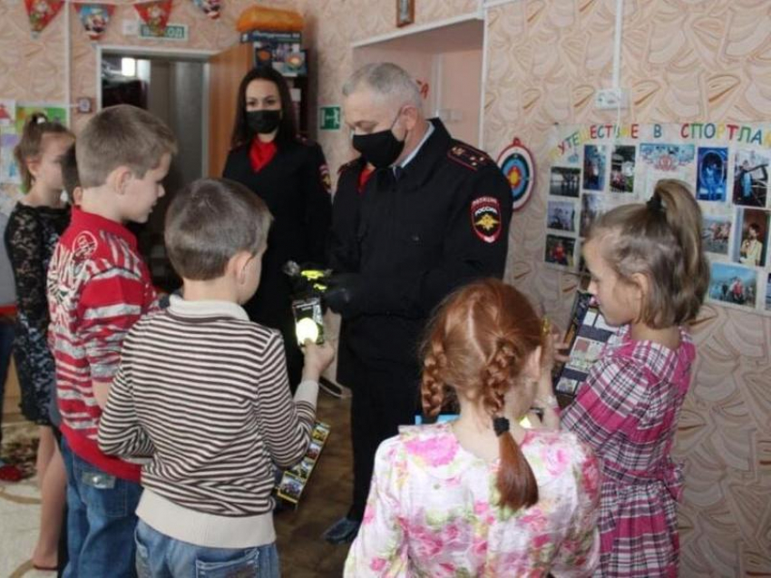 Правоохранители в Морозовске присоединись к акции «Полицейский Дед Мороз» 