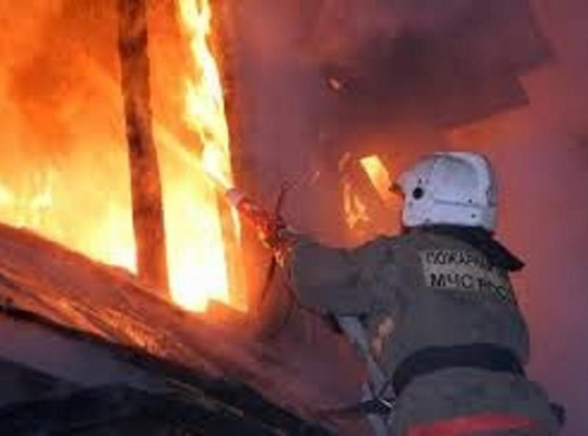 На улице Жукова в Морозовске произошел пожар