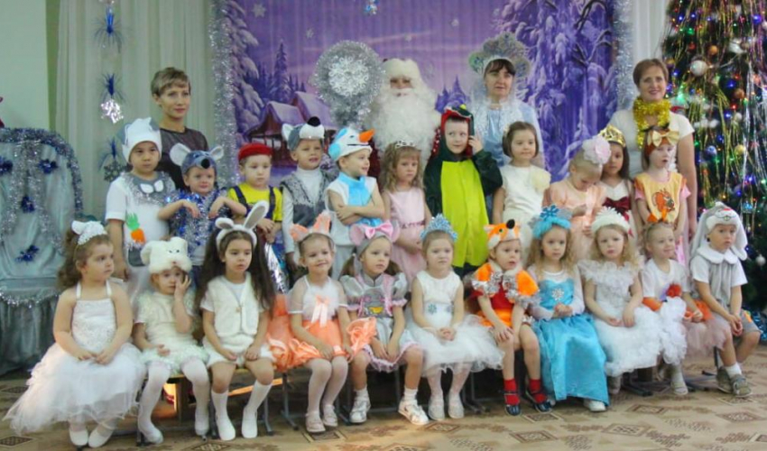 Родители и воспитанники детского сада «Звездочка» группа «Ромашка» поздравили своих воспитателей