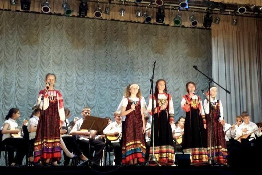 Опубликован видеорепортаж отчетного концерта Детской школы искусств Морозовска