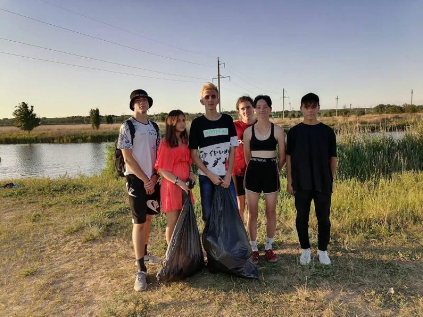 Волонтеры Морозовского ММЦ очистили от мусора берег реки Быстрой