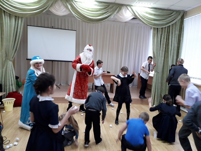 Новогоднее чудо подарил детям Морозовска МБУ «Спутник»
