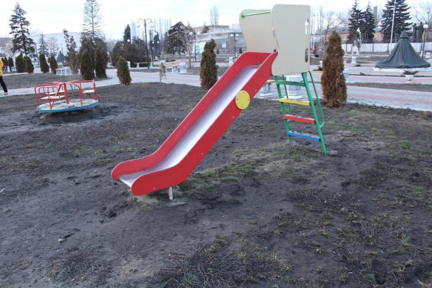 Статус морозовчанина в соцсети: «Морозовск, городской парк, наши дети должны играть в грязи и не капельки песка"