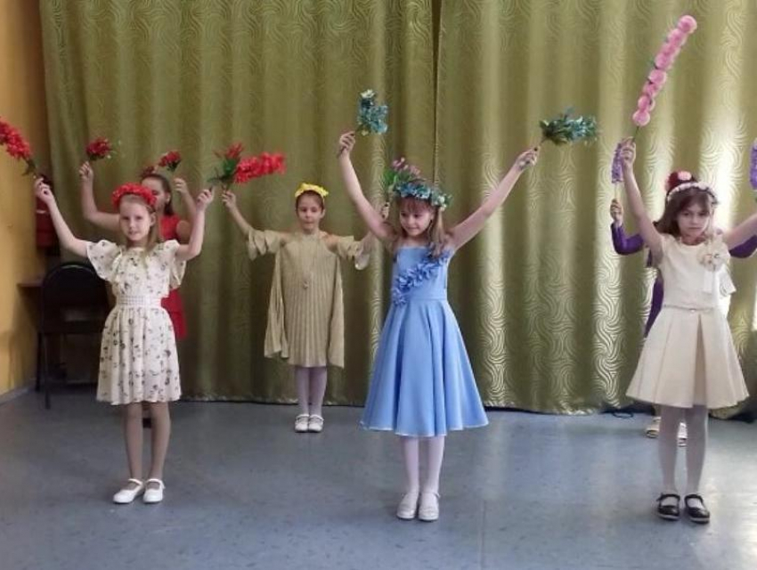 Концертную программу «С праздником мимозы!» подготовили для прекрасной половины Морозовска в досуговом центре «Спутник"