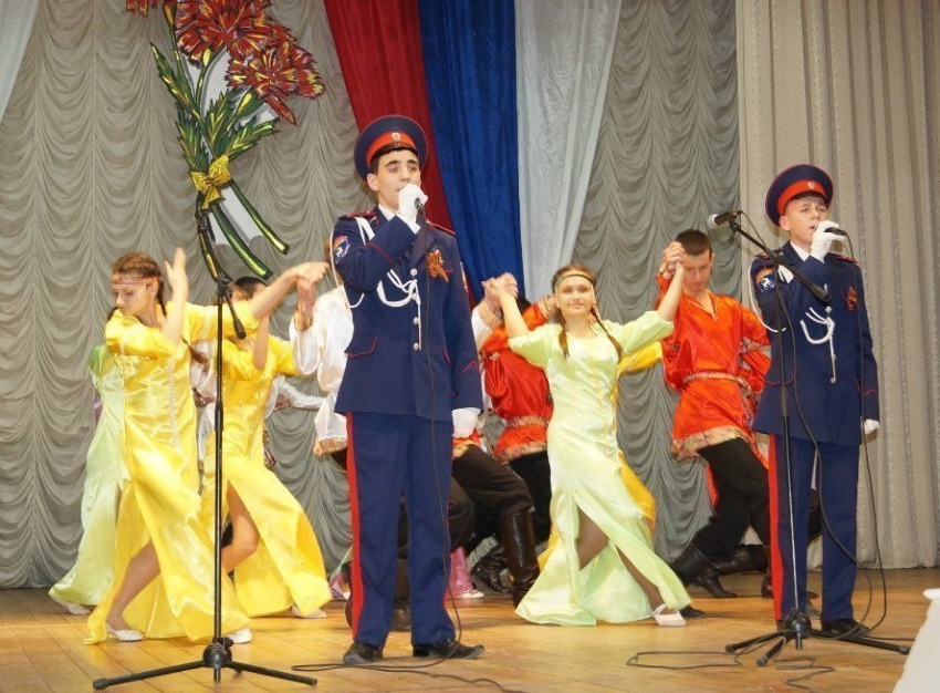 В Сети появились фотографии конкурса «Гвоздики Отечества» в Морозовске»
