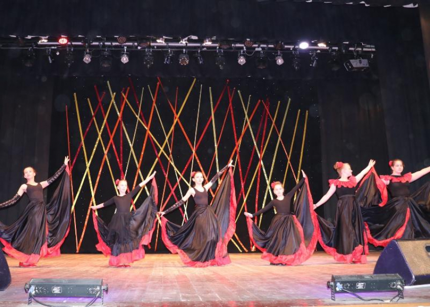 Лучшие танцевальные коллективы Морозовского района выступили перед зрителями на сцене дома культуры