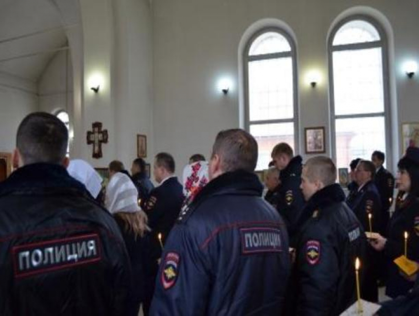 Сотрудники полиции Морозовска приняли участие в заупокойной службе по погибшим коллегам
