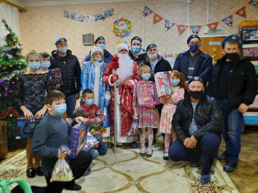 Детские желания под Новый год исполнили десантники Морозовского района