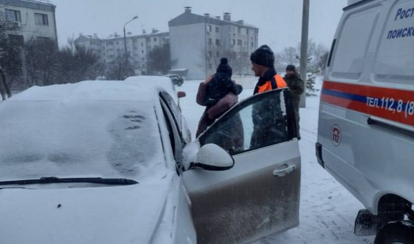 В Морозовске спасатели оперативно помогли ребенку, запертому в автомобиле