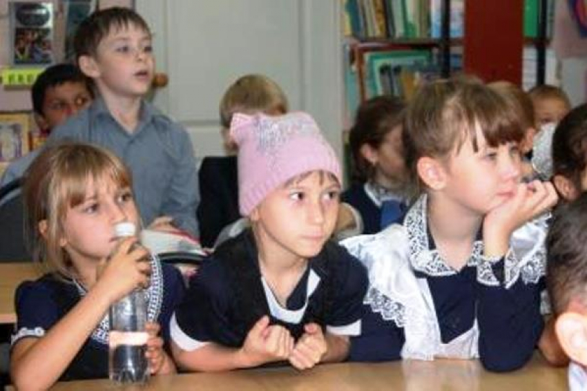 Мордашки, хвосты и лапы на Всемирный день животных обсудили школьники в Детской библиотеке Морозовска