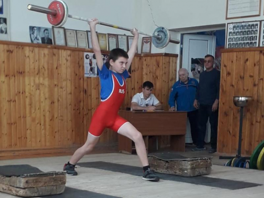 Отлично выступили спортсмены Морозовска на соревнованиях в тяжелой атлетике в Шахтах