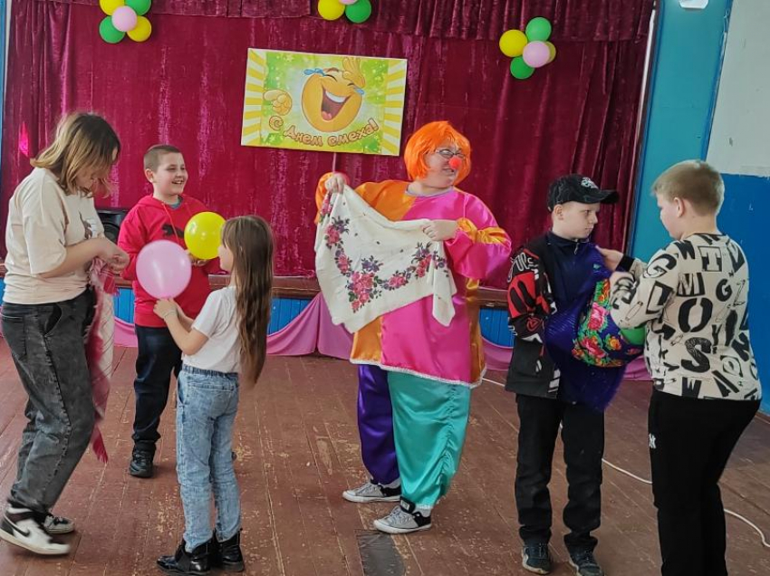 Веселую программу «Смеяться право не грешно!» провели для детей в хуторе Сибирьки к международному Дню смеха