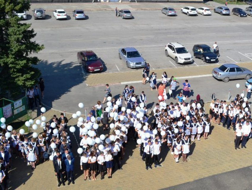 Школьники и студенты вместе встали в центре Морозовска, образовав надпись «Миру мир» 